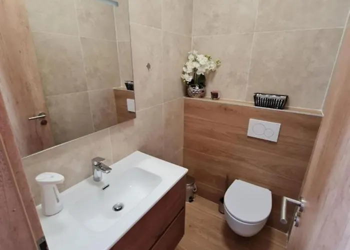 House With Private Jacuzzi Near *