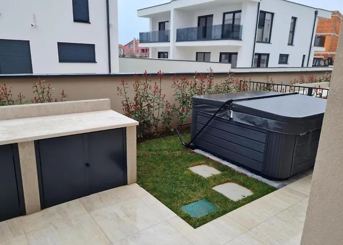 House With Private Jacuzzi Near Daire