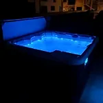 House With Private Jacuzzi Near Appartamento *