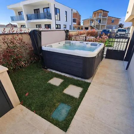 House With Private Jacuzzi Near Apartmán *