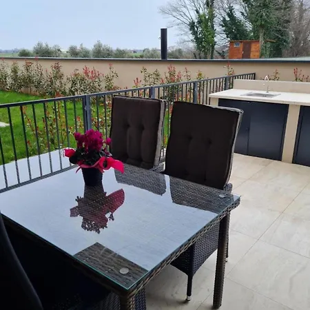 Apartment House With Private Jacuzzi Near