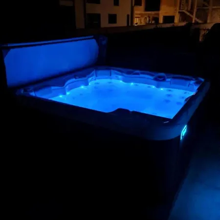 House With Private Jacuzzi Near Apartmán *