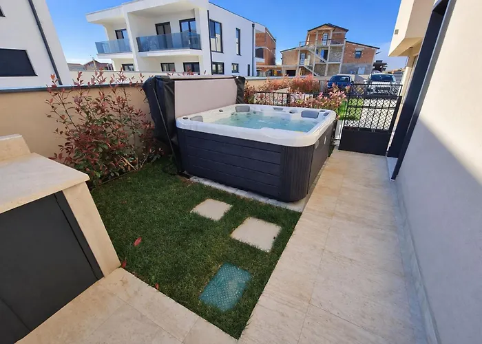 House With Private Jacuzzi Near Apartment *