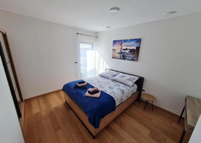 Apartment House With Private Jacuzzi Near